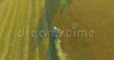 超<strong>高清</strong>4K鸟瞰图.. 联合收割机上的低空飞行在黄色的农村地<strong>区</strong>收割小麦。